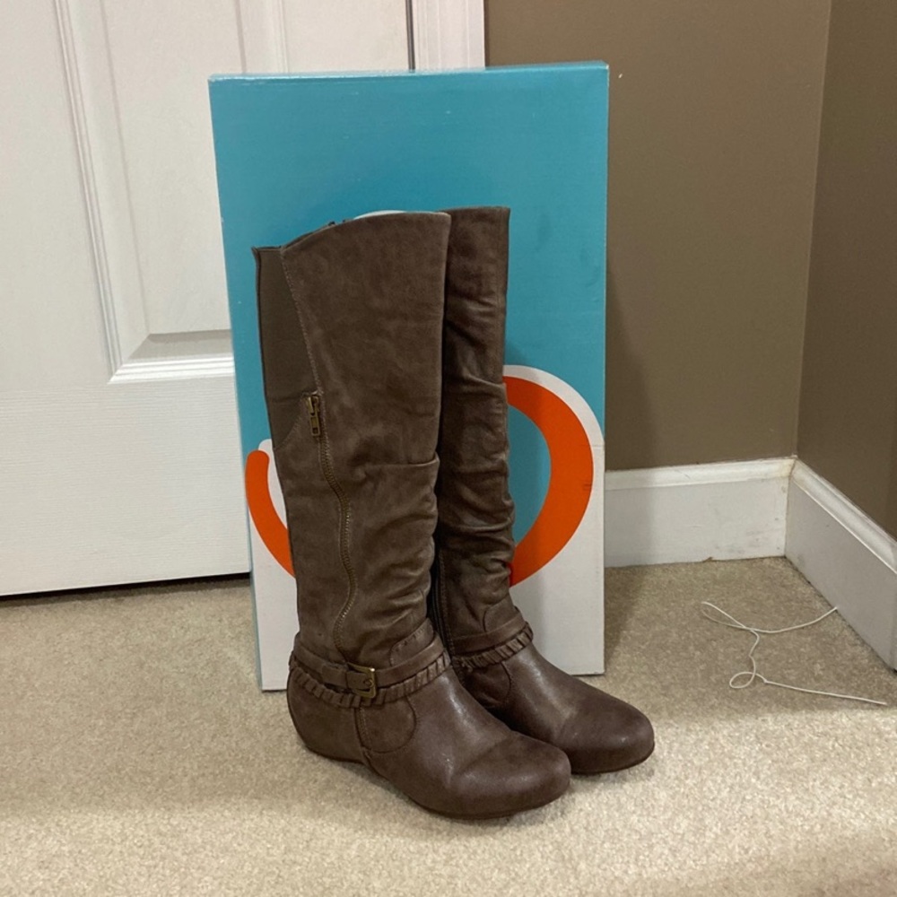 Ladies boots in a mushroom color size 6